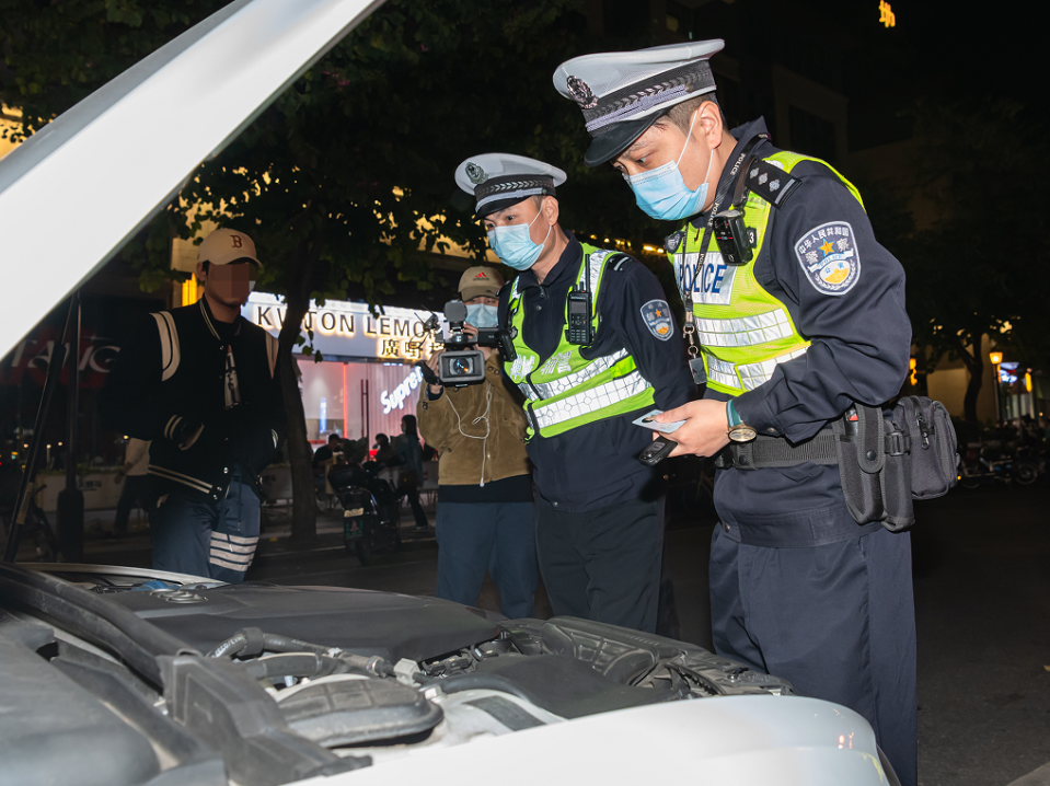 交警在查處非法改裝車。通訊員供圖