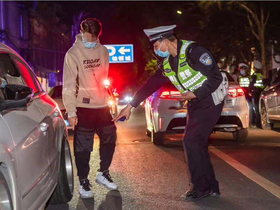 交警在查處非法改裝車。通訊員供圖